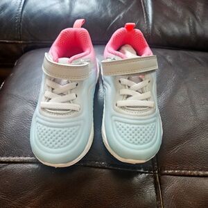 BNWT Size 7 toddler Carters sneakers